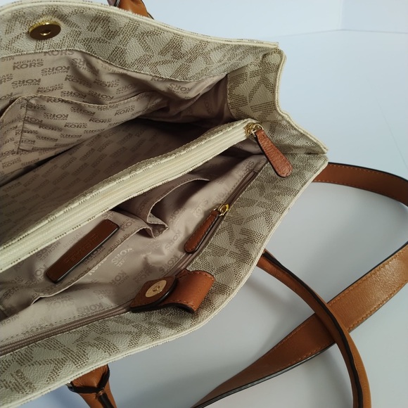 MICHAEL MICHAEL KORS
Large Vanilla Logo Printed Tote Bag - Picture 5 of 16